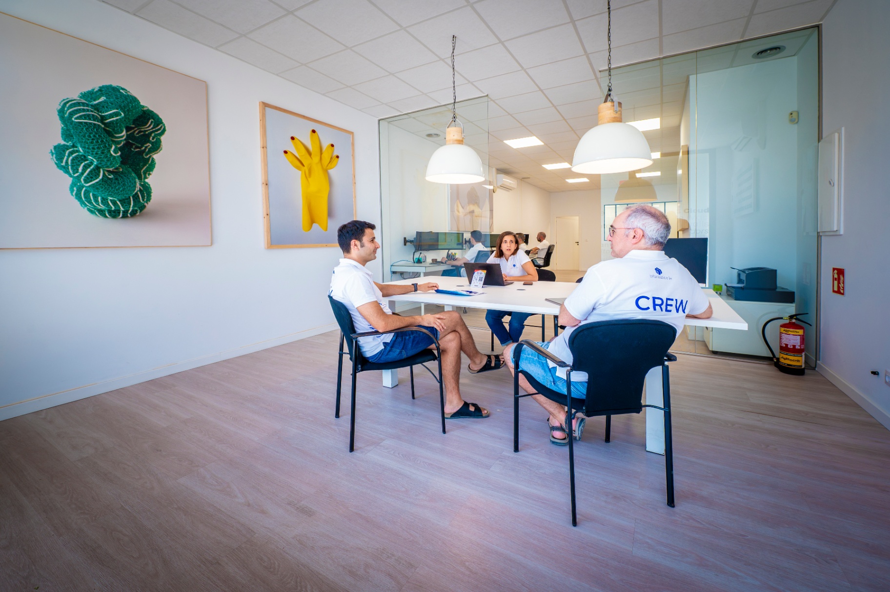 Oficina d'informàtica i més amb l'equip treballant